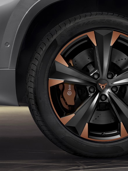 CUPRA Ateca avec des jantes en alliage de 19 pouces et des freins performants avec étriers Brembo.