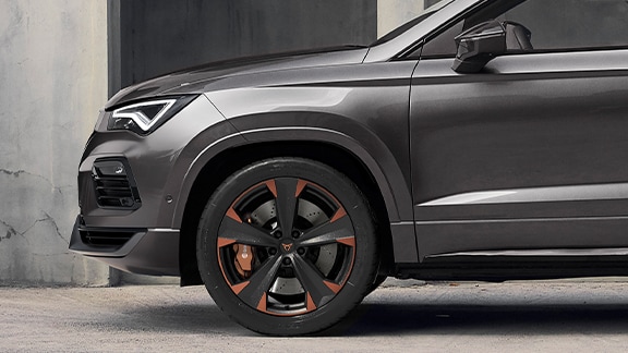 Jantes en alliage de 19 pouces de la Cupra Ateca et freins performants avec étriers Brembo