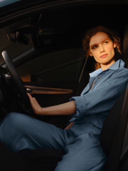 Une femme assise à l'intérieur d'une CUPRA Formentor