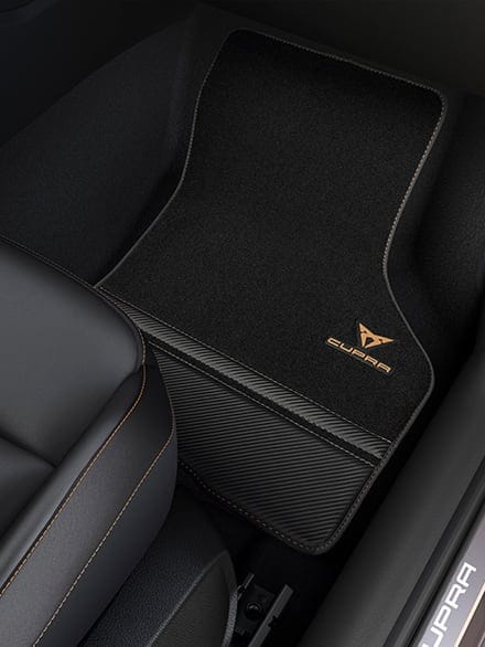 Tapis de sol Premium CUPRA effet carbone.