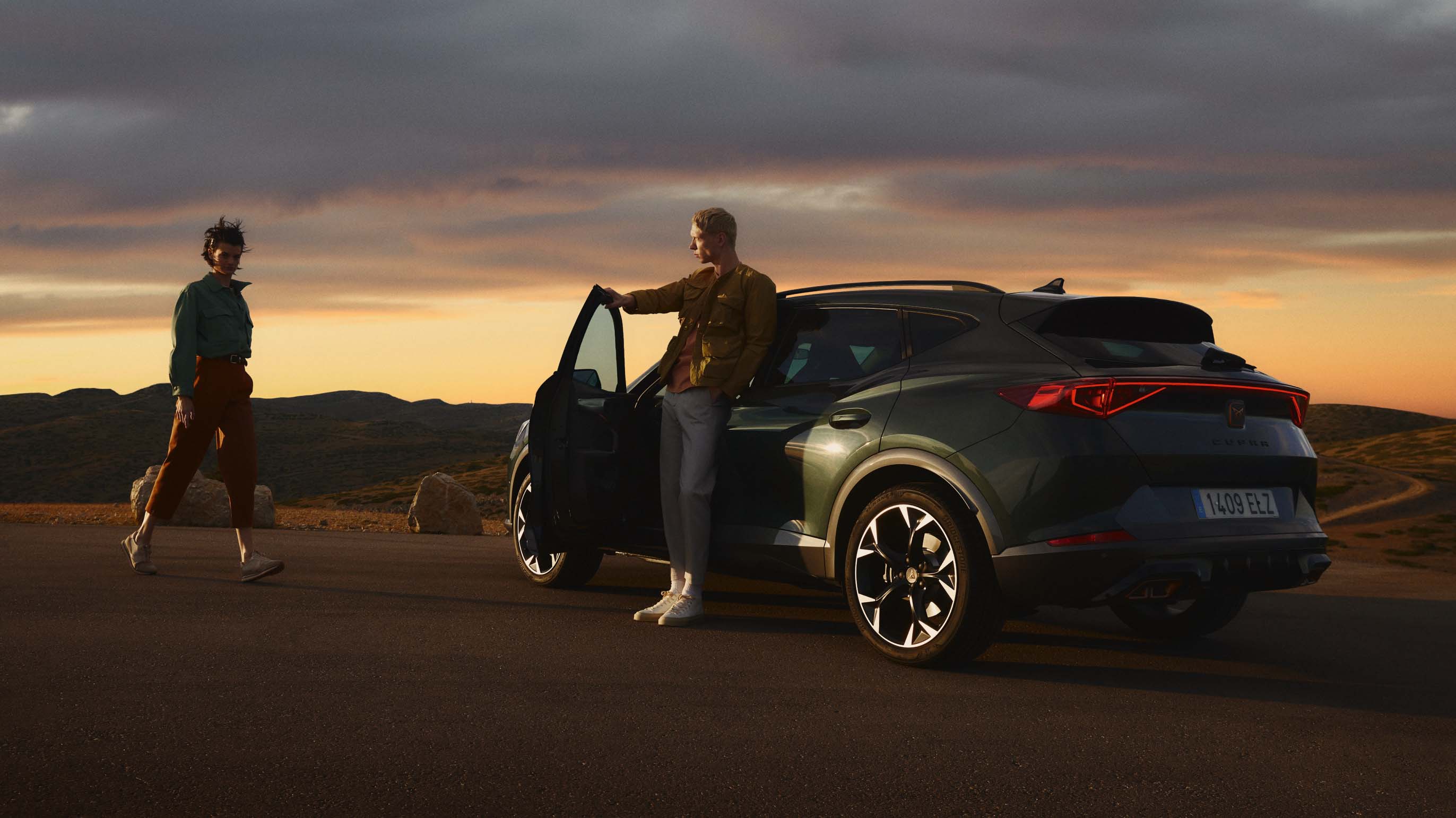 couple-with-cupra-formentor-dark-camouflage-sunset-view