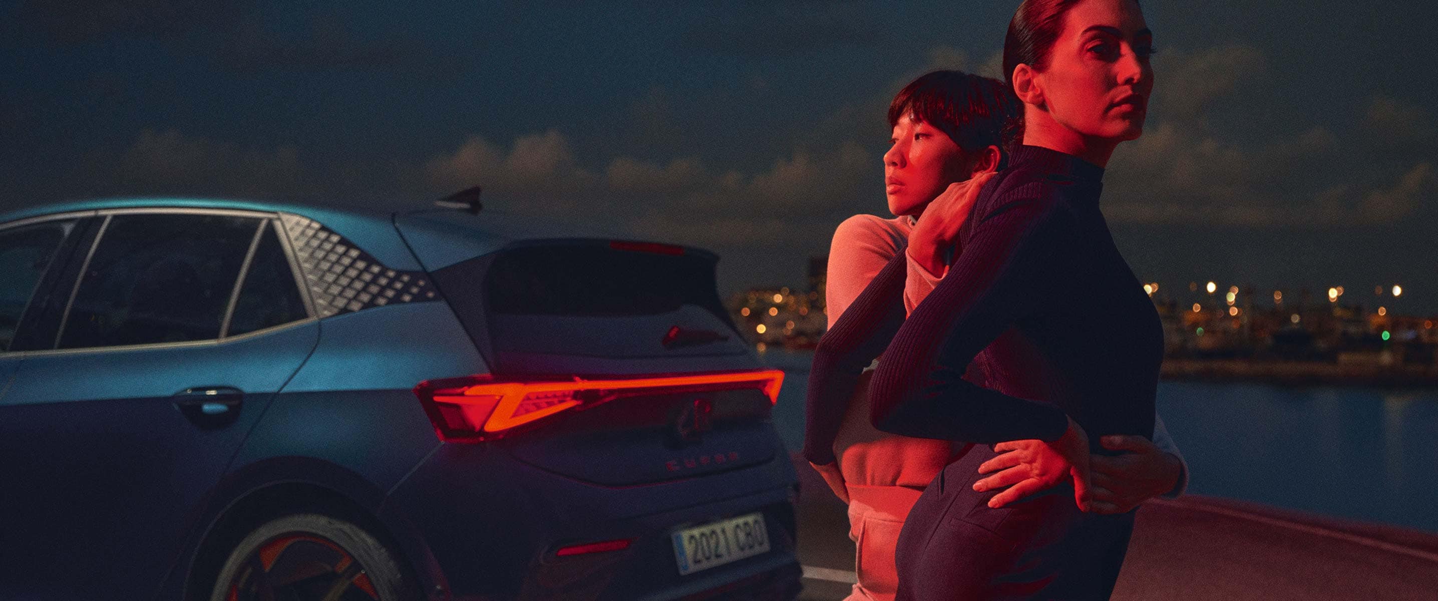 Deux filles devant une CUPRA