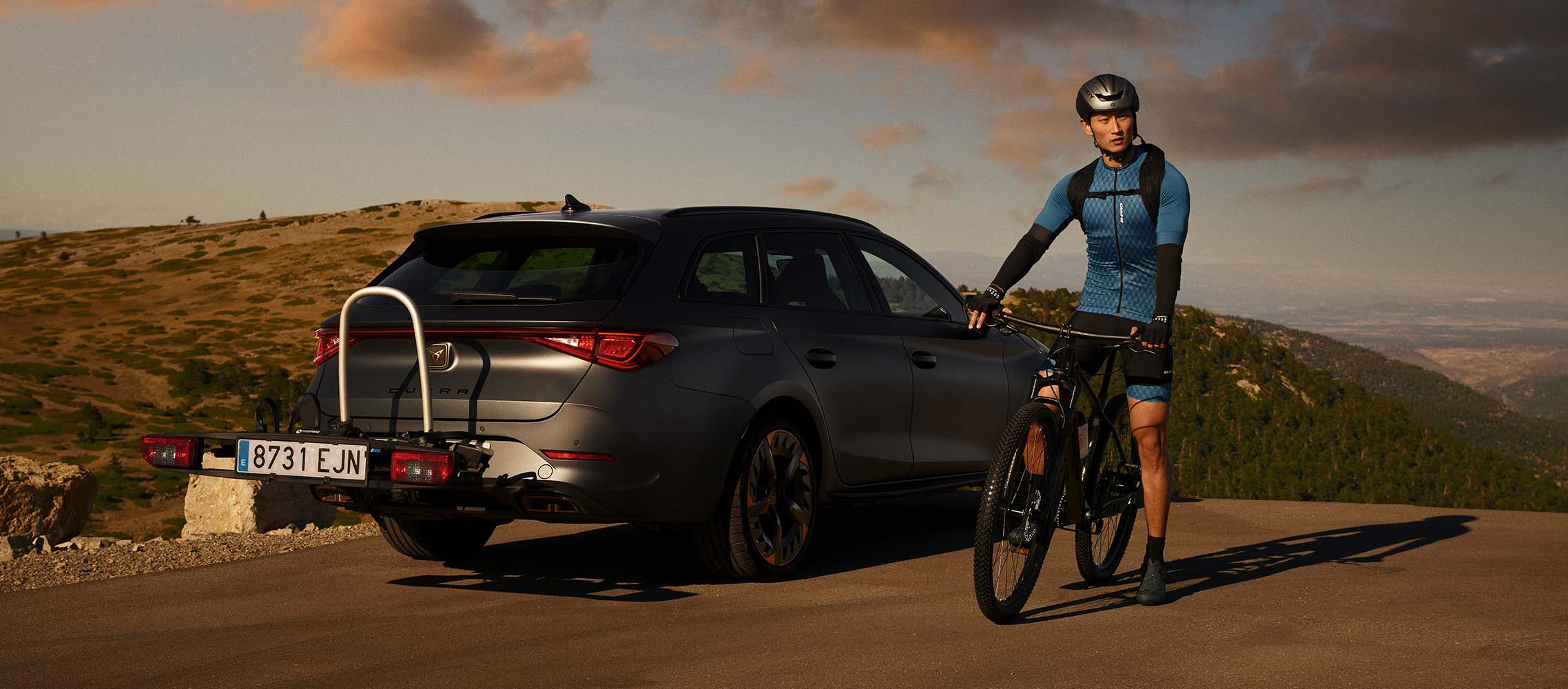 man-with-bike-next-to-cupra-leon-with-bike-rack